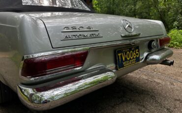 Mercedes-Benz-200-Series-1965-8