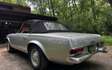 Mercedes-Benz-200-Series-1965-9