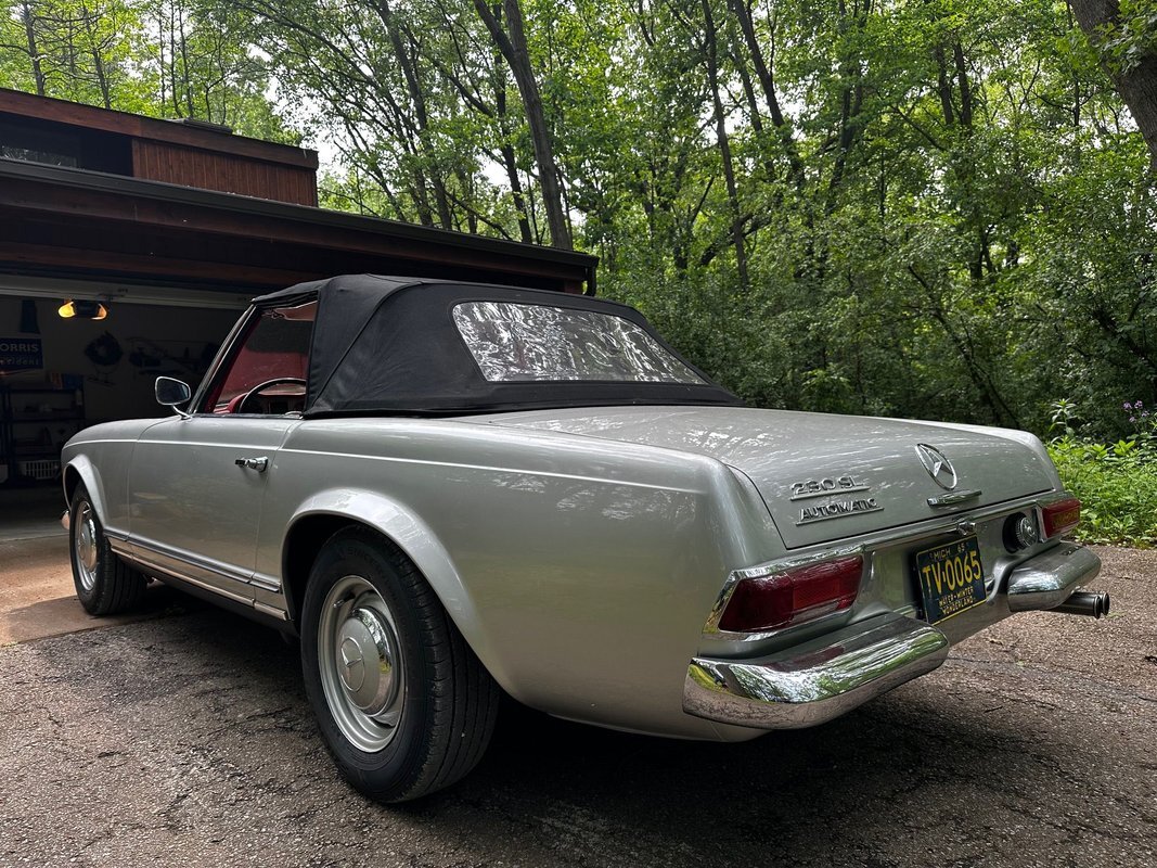 Mercedes-Benz-200-Series-1965-9
