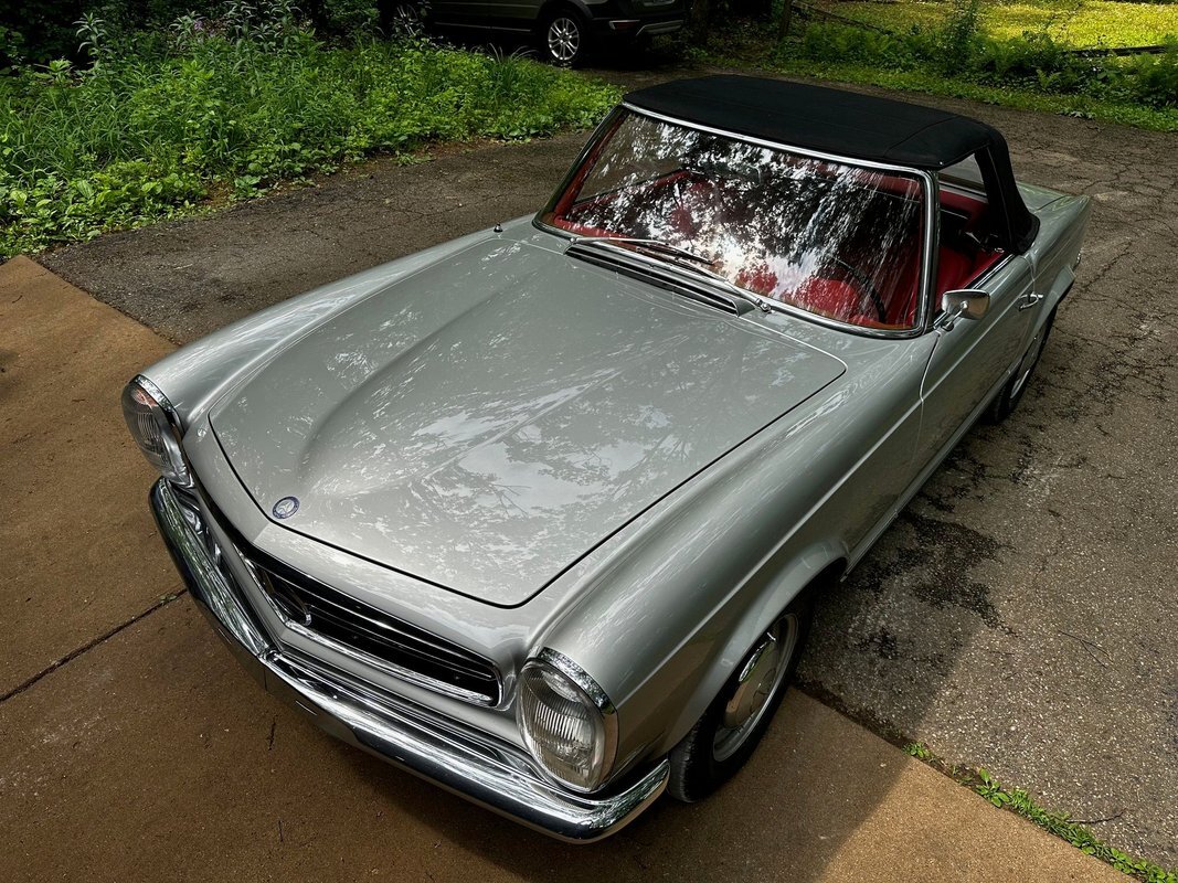 Mercedes-Benz-200-Series-1965