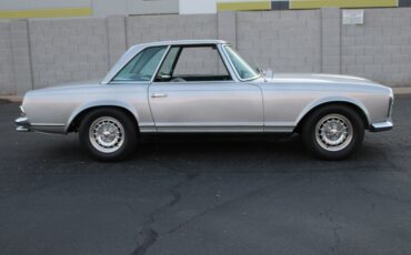 Mercedes-Benz-200-Series-1967-Convertible-1