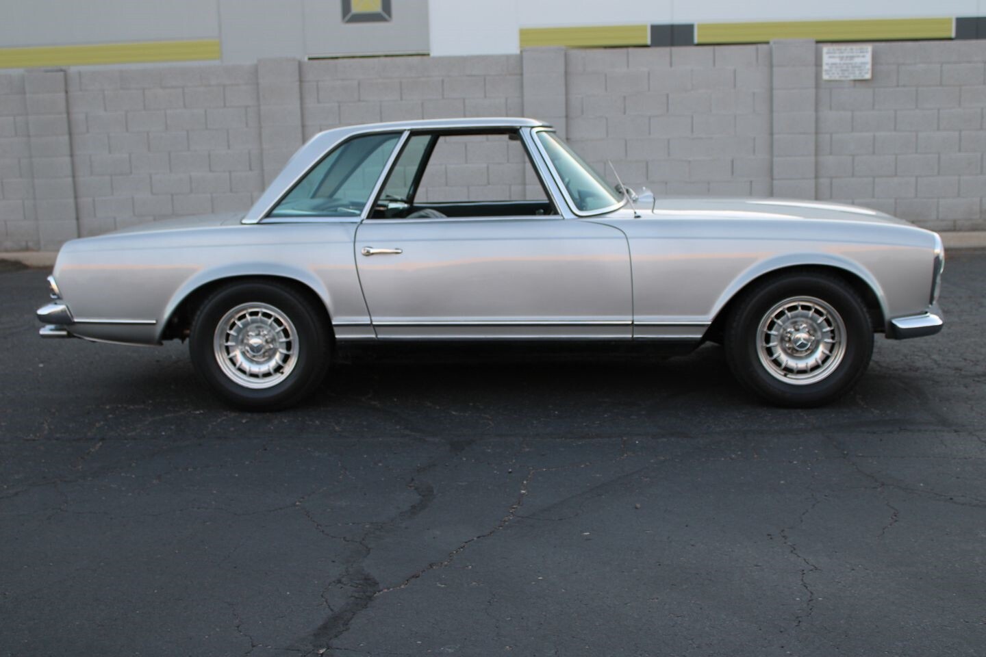 Mercedes-Benz-200-Series-1967-Convertible-1
