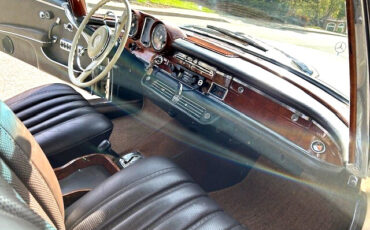 Mercedes-Benz-200-Series-1967-Convertible-10