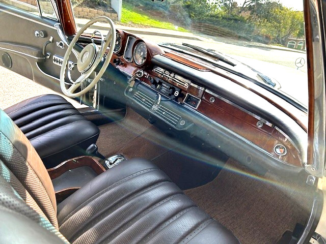 Mercedes-Benz-200-Series-1967-Convertible-10
