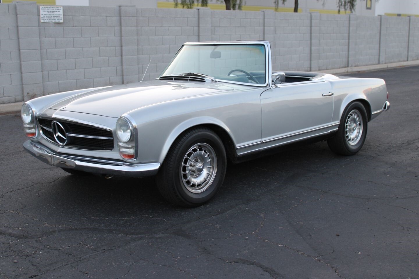 Mercedes-Benz-200-Series-1967-Convertible-11