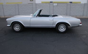 Mercedes-Benz-200-Series-1967-Convertible-12