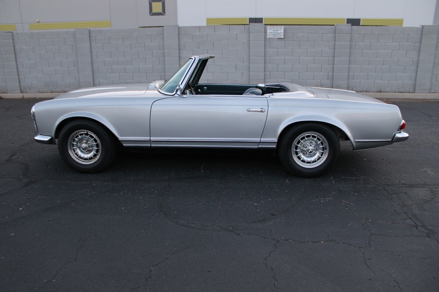 Mercedes-Benz-200-Series-1967-Convertible-12