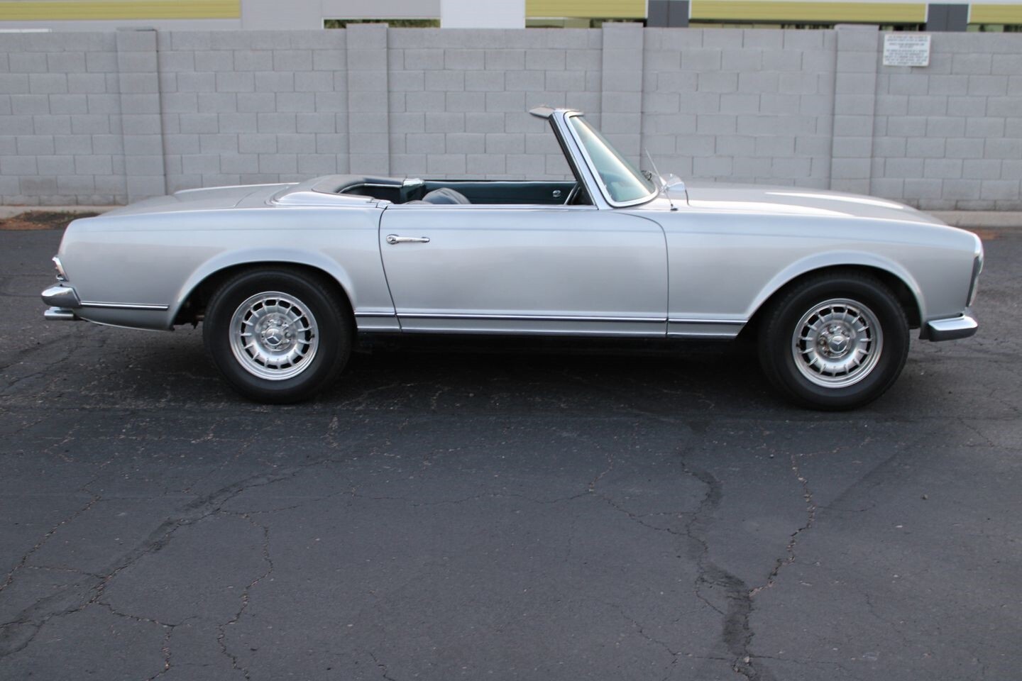 Mercedes-Benz-200-Series-1967-Convertible-13