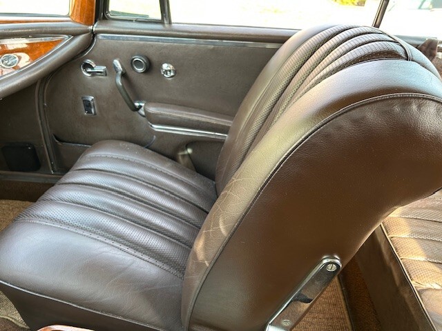 Mercedes-Benz-200-Series-1967-Convertible-13