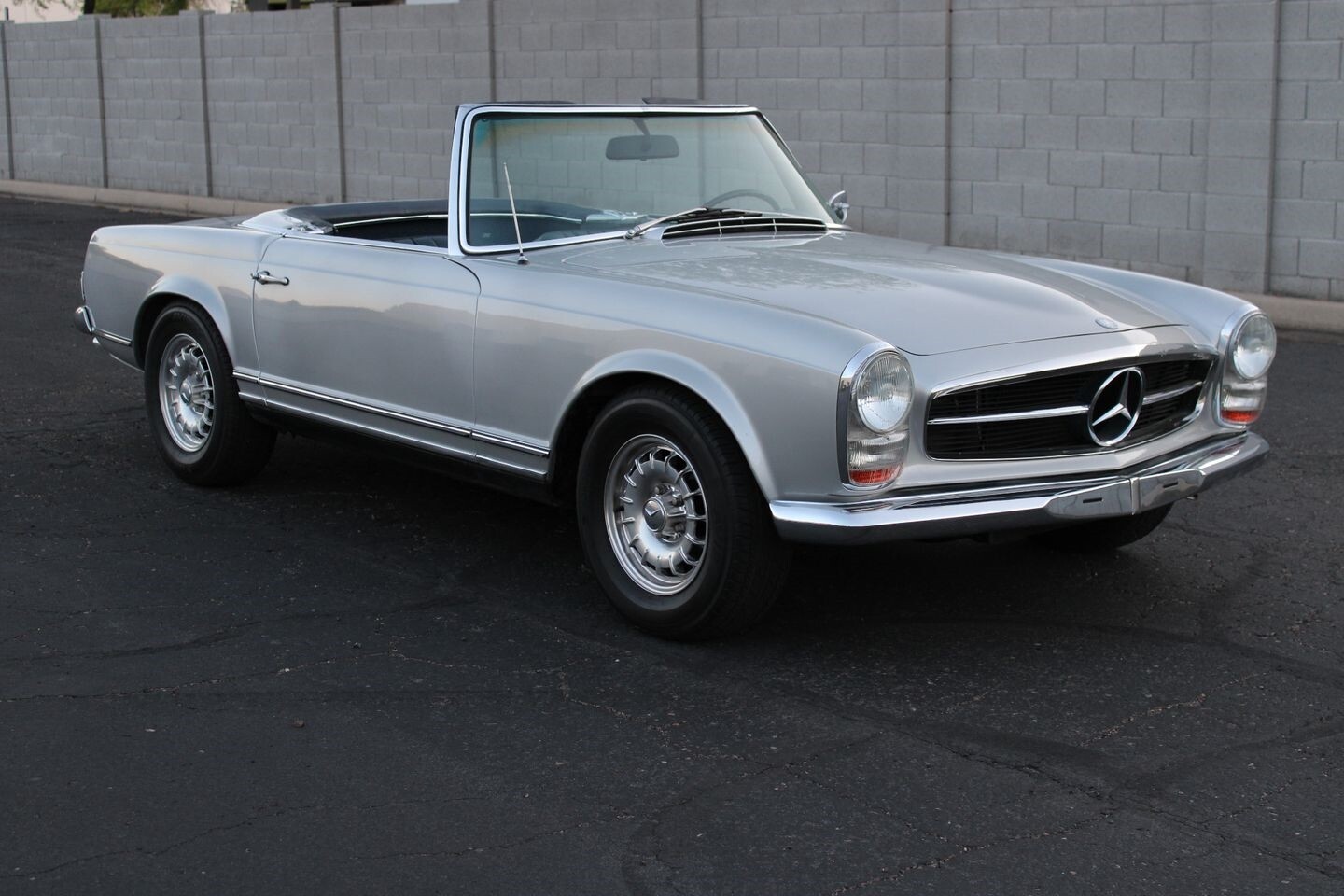 Mercedes-Benz-200-Series-1967-Convertible-14