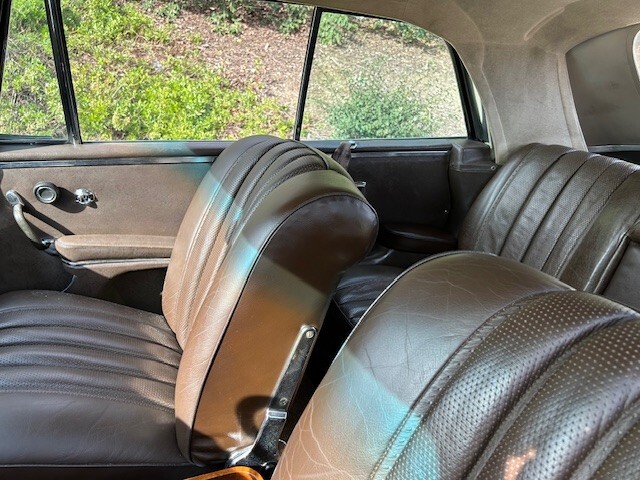 Mercedes-Benz-200-Series-1967-Convertible-14