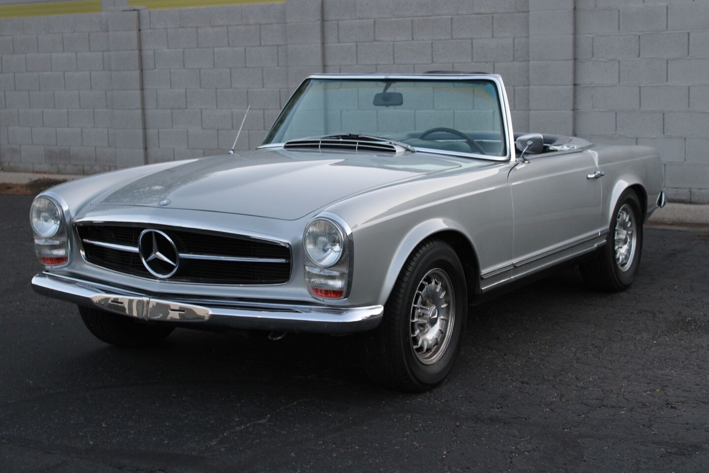 Mercedes-Benz-200-Series-1967-Convertible-15