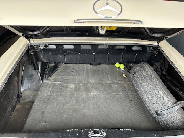 Mercedes-Benz-200-Series-1967-Convertible-15