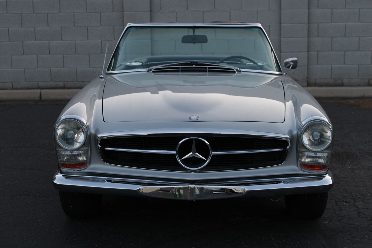 Mercedes-Benz-200-Series-1967-Convertible-16