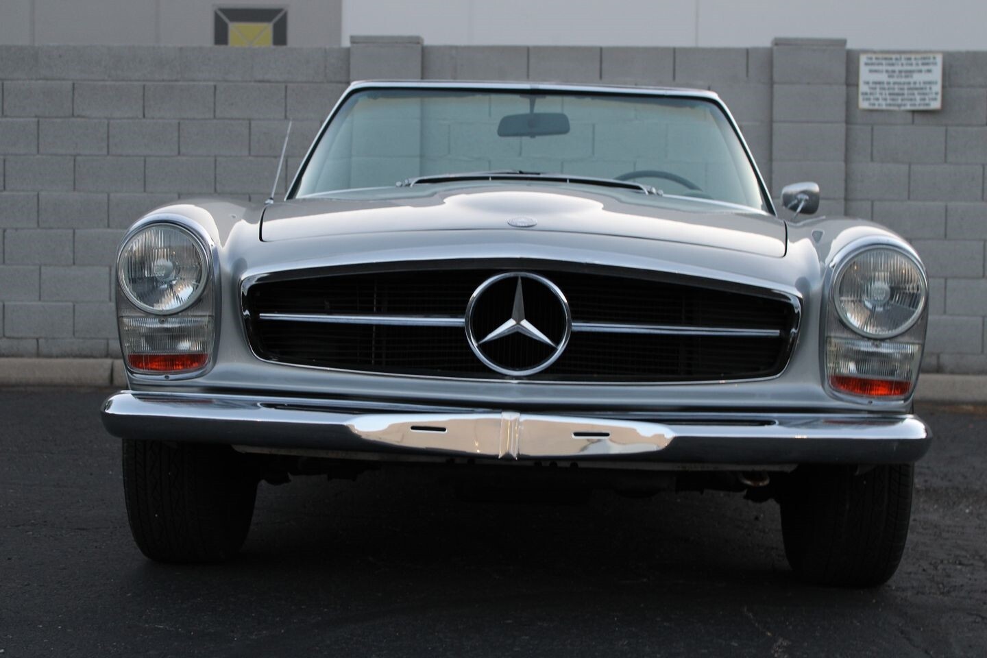 Mercedes-Benz-200-Series-1967-Convertible-17
