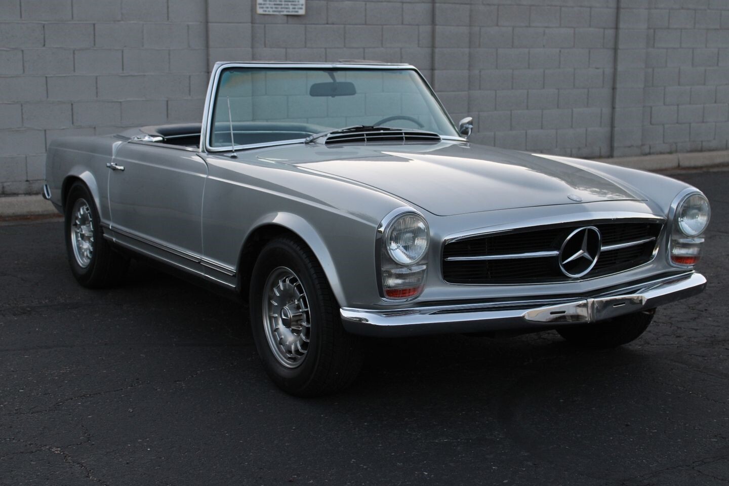 Mercedes-Benz-200-Series-1967-Convertible-18