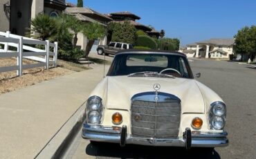 Mercedes-Benz-200-Series-1967-Convertible-2