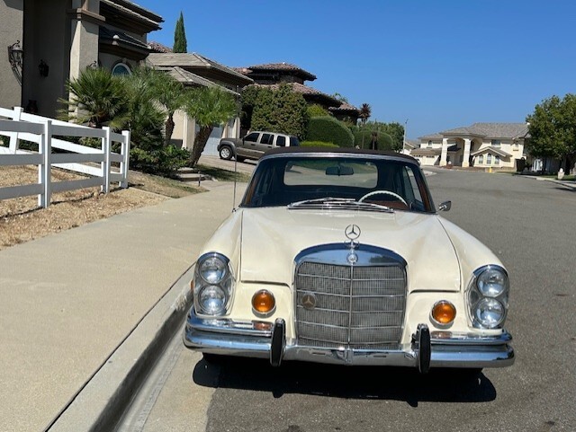 Mercedes-Benz-200-Series-1967-Convertible-2