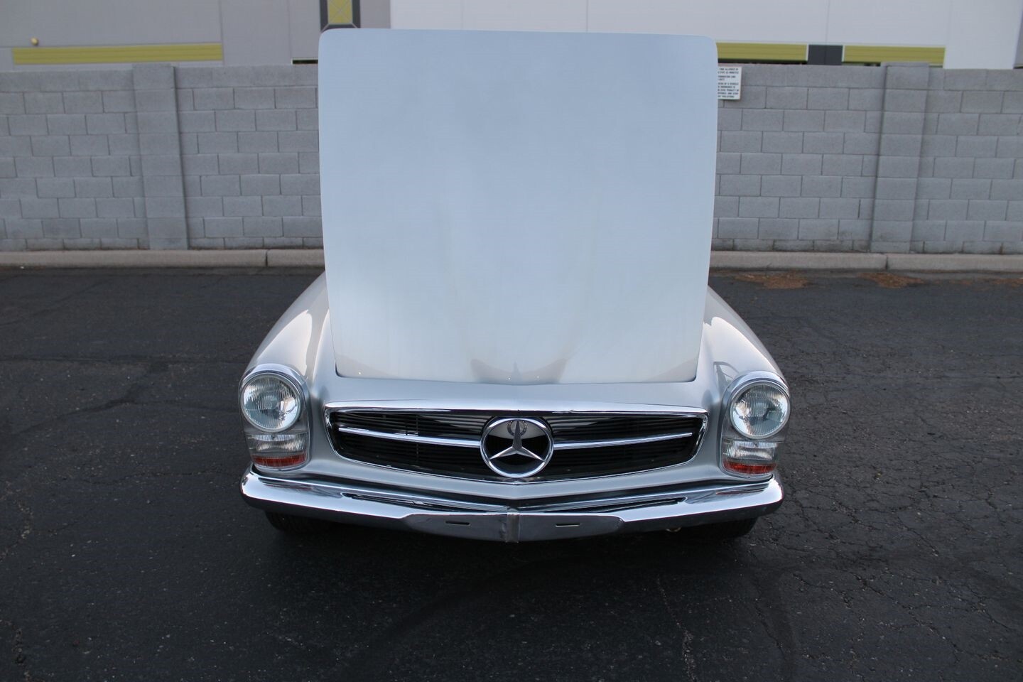 Mercedes-Benz-200-Series-1967-Convertible-21