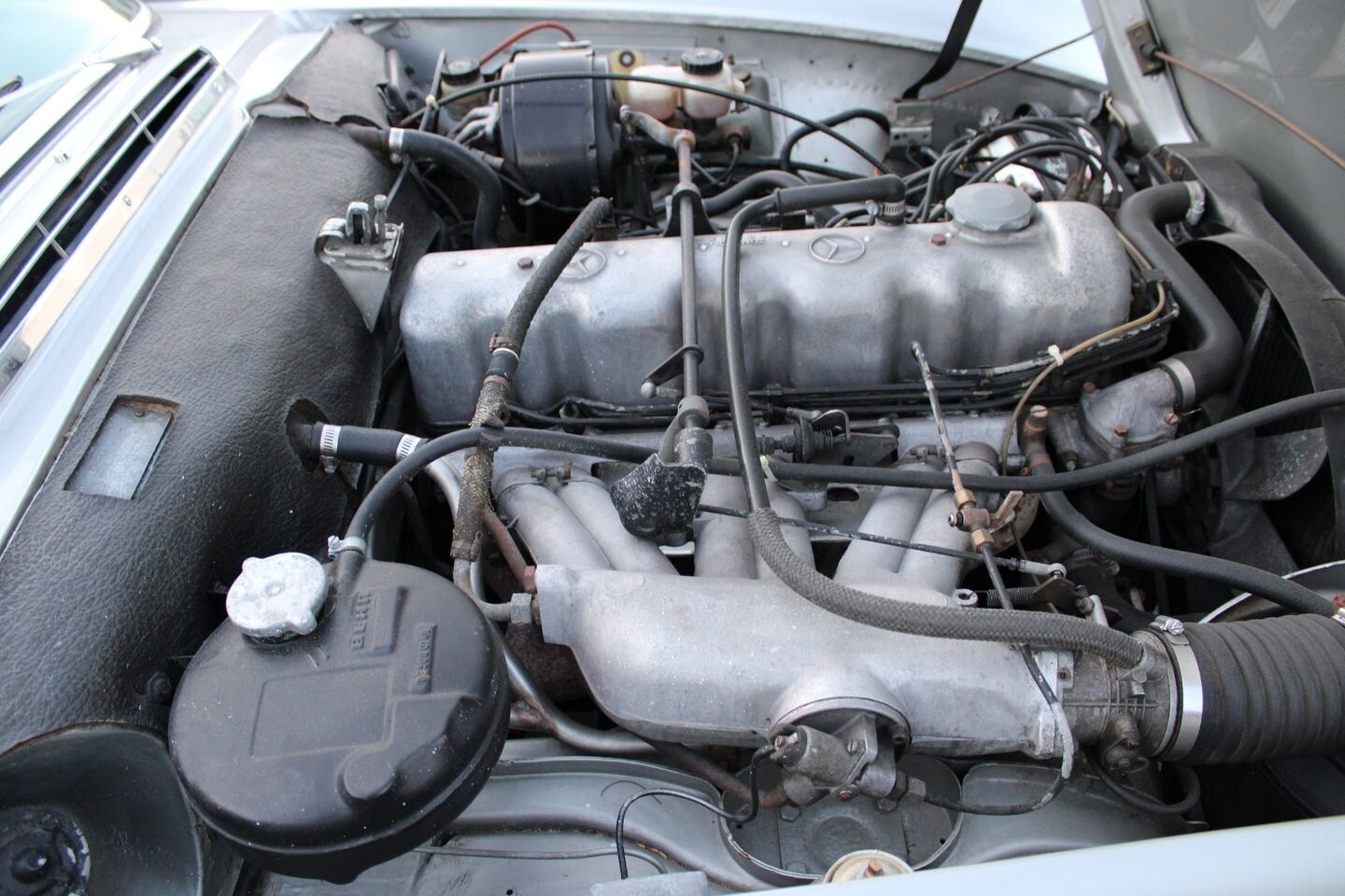 Mercedes-Benz-200-Series-1967-Convertible-22
