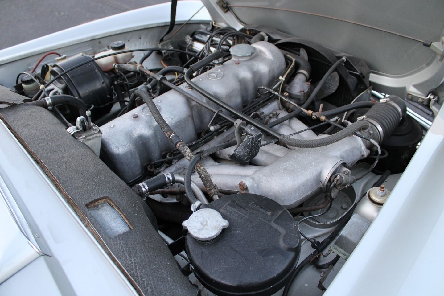 Mercedes-Benz-200-Series-1967-Convertible-23