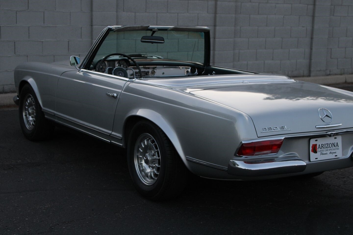 Mercedes-Benz-200-Series-1967-Convertible-25