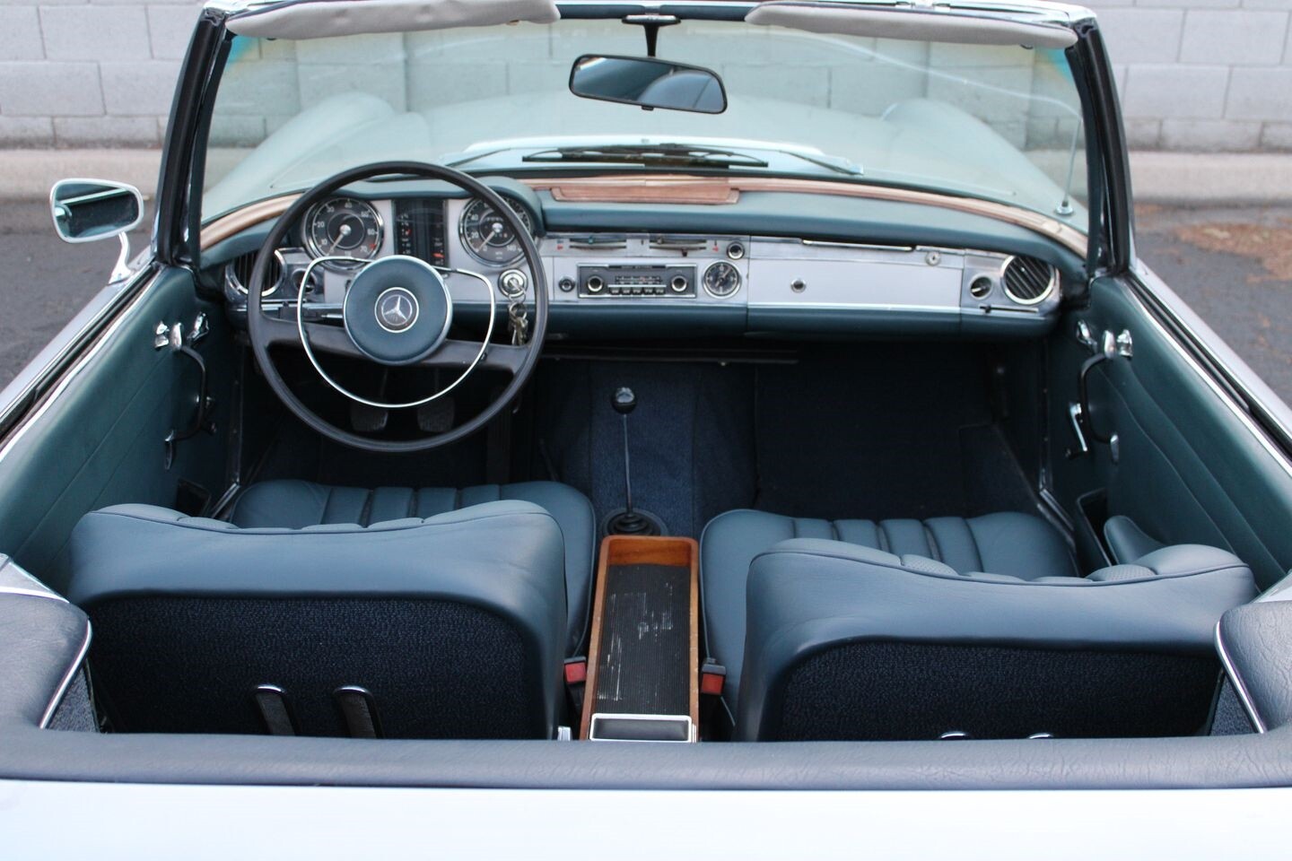 Mercedes-Benz-200-Series-1967-Convertible-26
