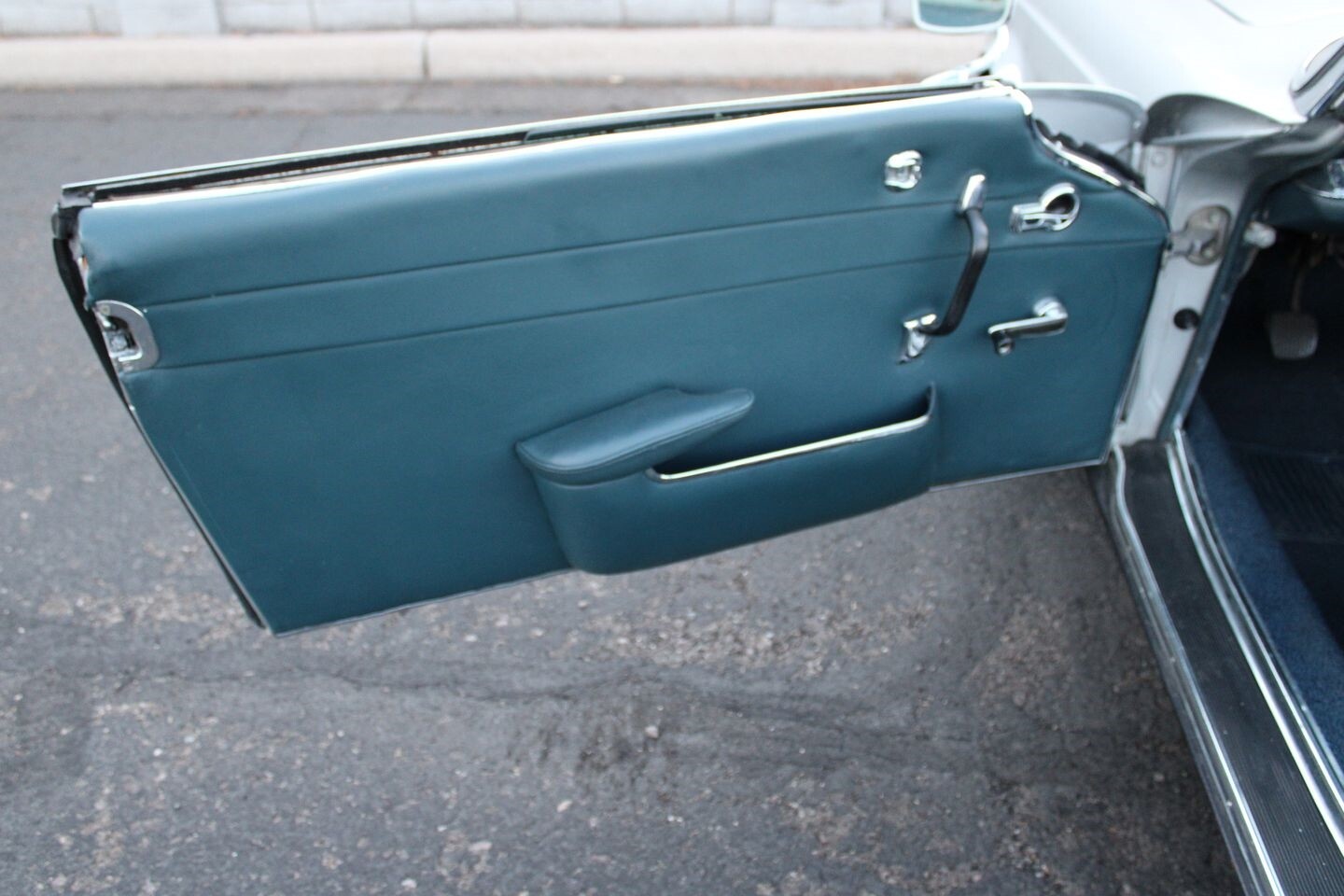 Mercedes-Benz-200-Series-1967-Convertible-27