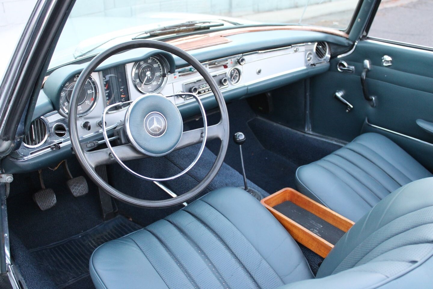 Mercedes-Benz-200-Series-1967-Convertible-28