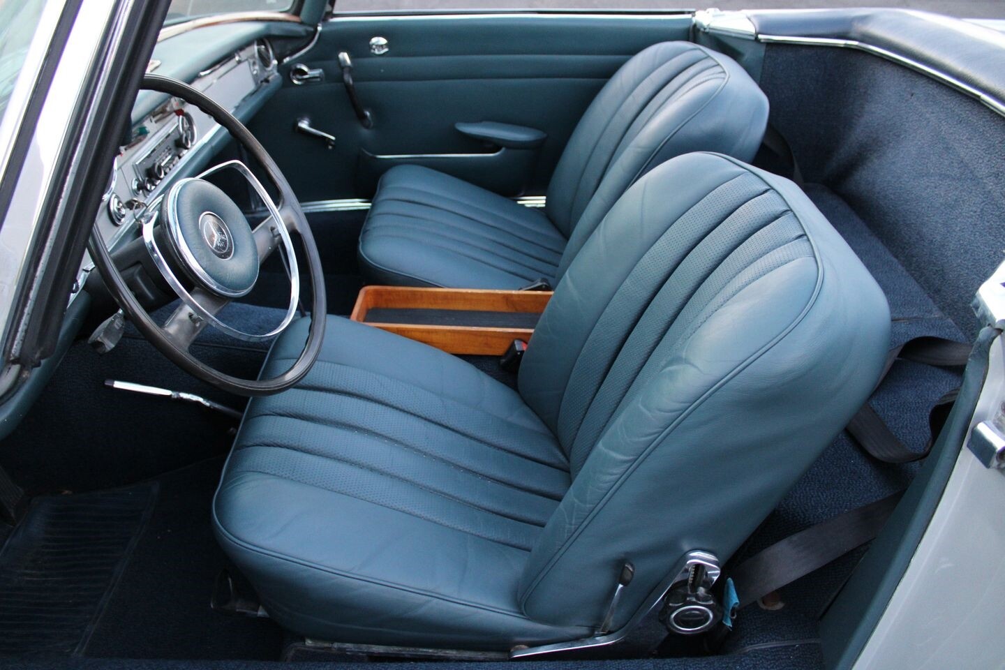 Mercedes-Benz-200-Series-1967-Convertible-29