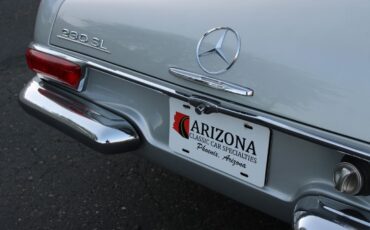 Mercedes-Benz-200-Series-1967-Convertible-3