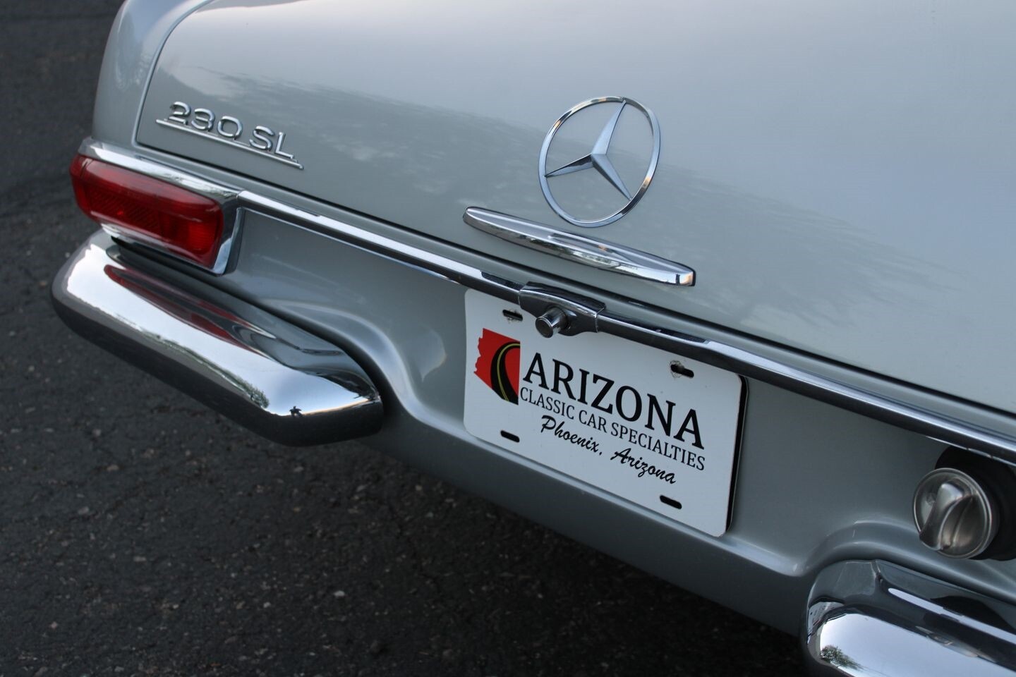 Mercedes-Benz-200-Series-1967-Convertible-3