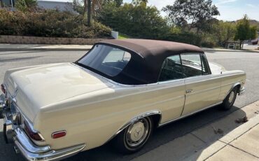 Mercedes-Benz-200-Series-1967-Convertible-3