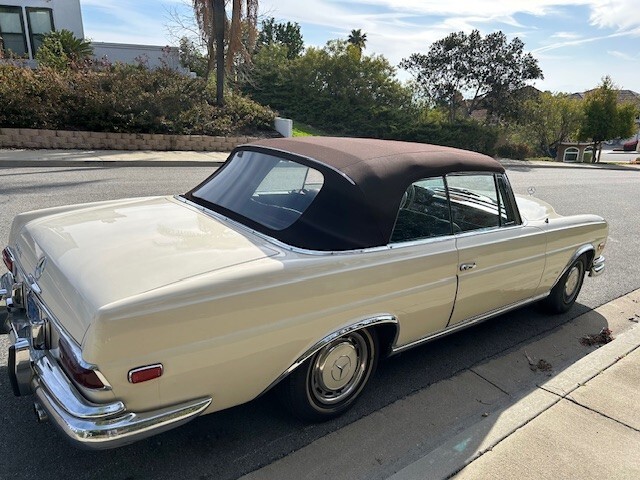 Mercedes-Benz-200-Series-1967-Convertible-3