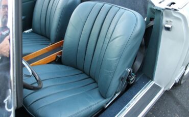 Mercedes-Benz-200-Series-1967-Convertible-30
