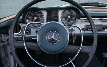 Mercedes-Benz-200-Series-1967-Convertible-31