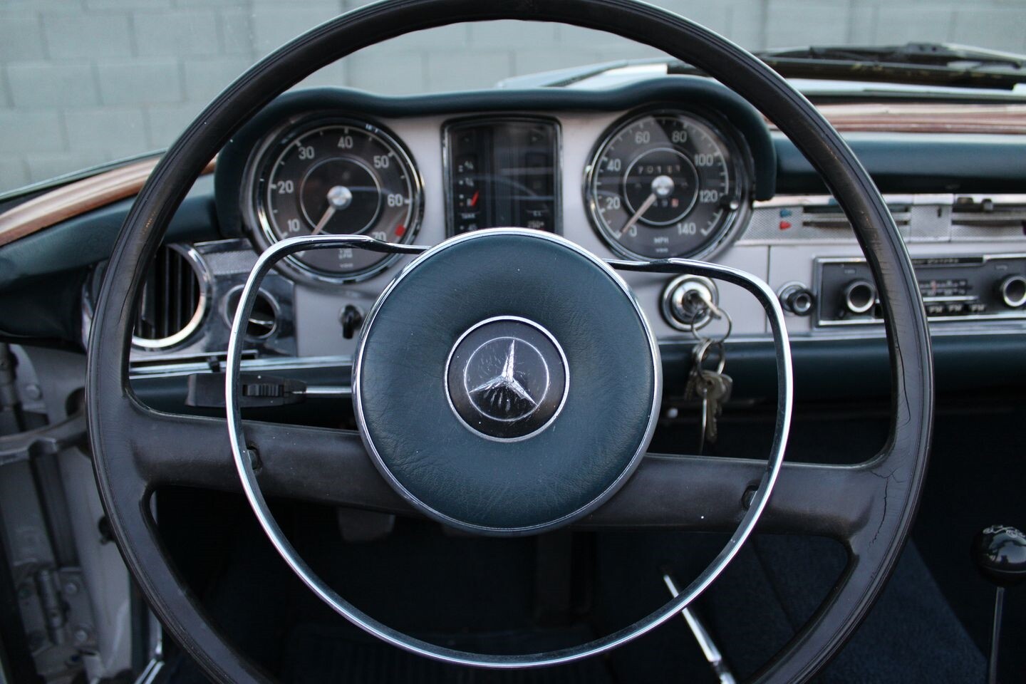 Mercedes-Benz-200-Series-1967-Convertible-31