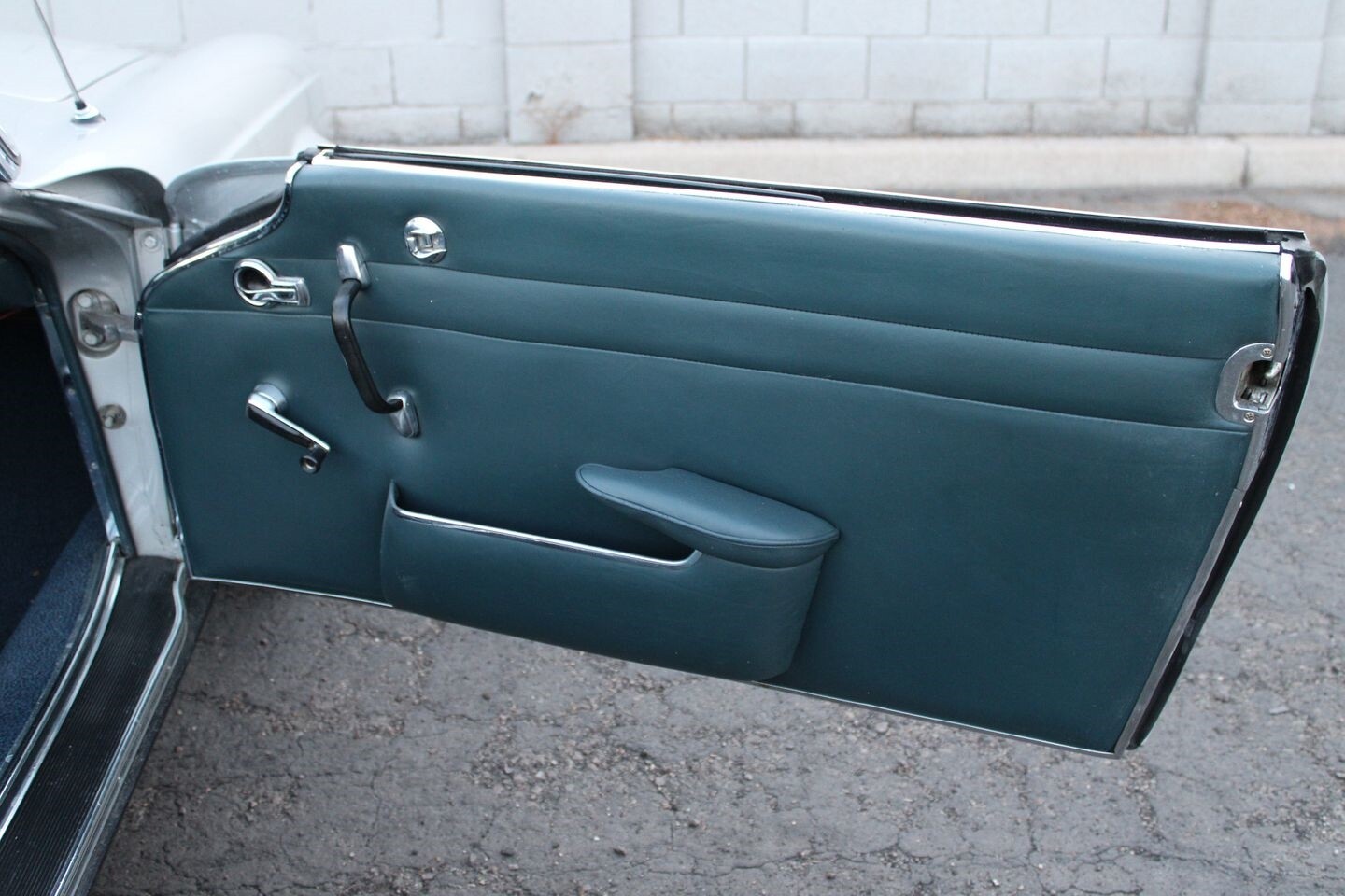 Mercedes-Benz-200-Series-1967-Convertible-33