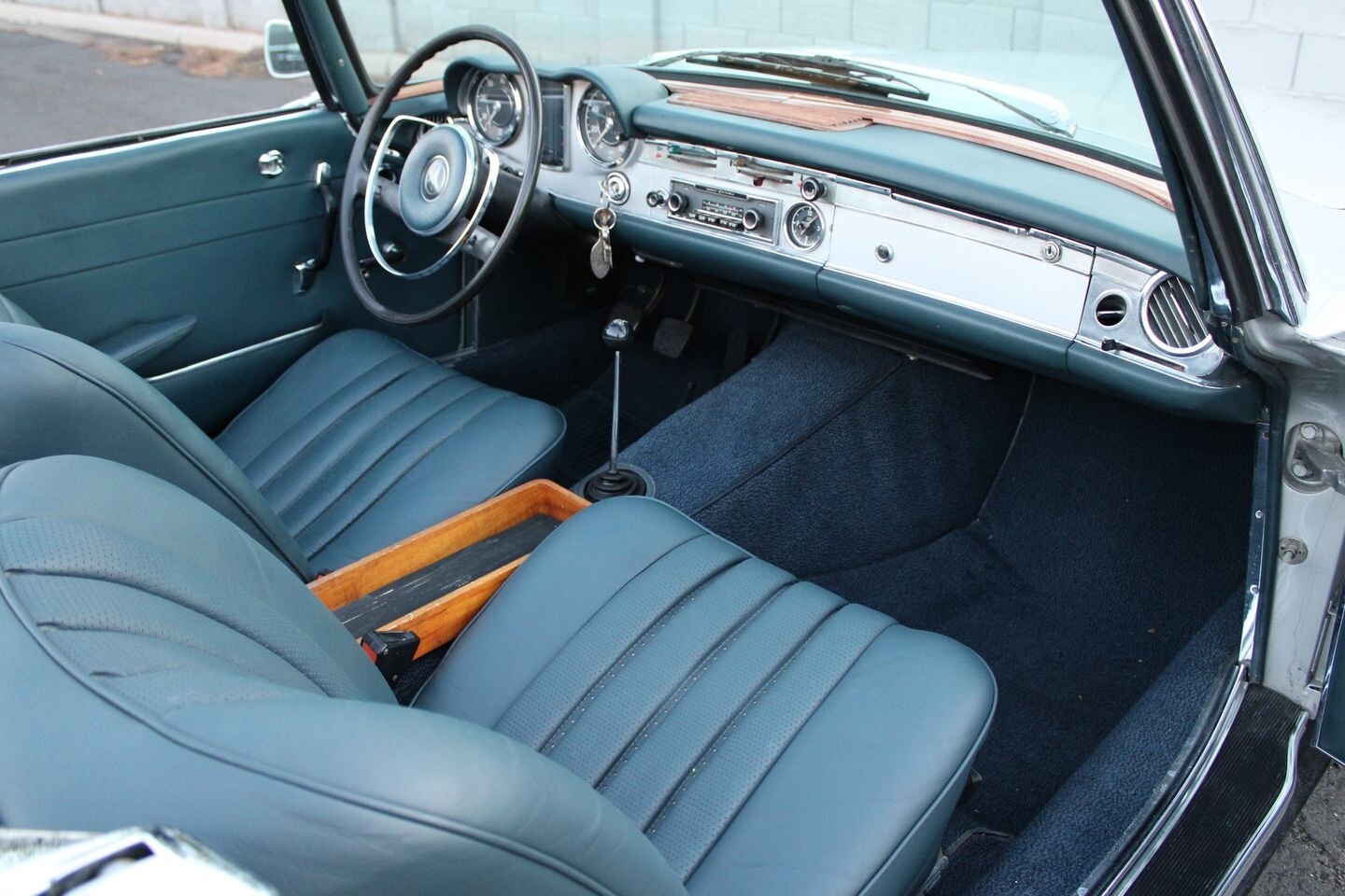 Mercedes-Benz-200-Series-1967-Convertible-34