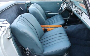 Mercedes-Benz-200-Series-1967-Convertible-35