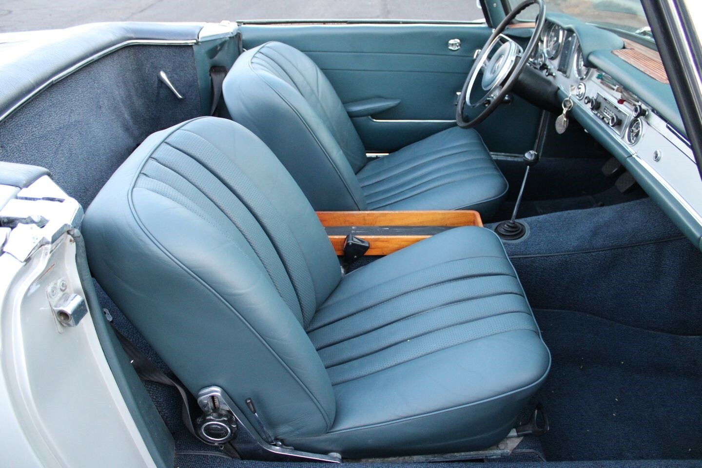 Mercedes-Benz-200-Series-1967-Convertible-35