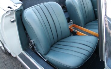 Mercedes-Benz-200-Series-1967-Convertible-36