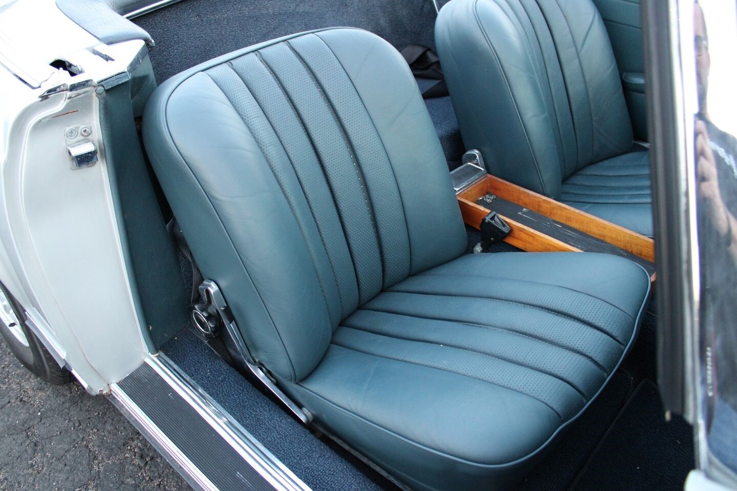 Mercedes-Benz-200-Series-1967-Convertible-36