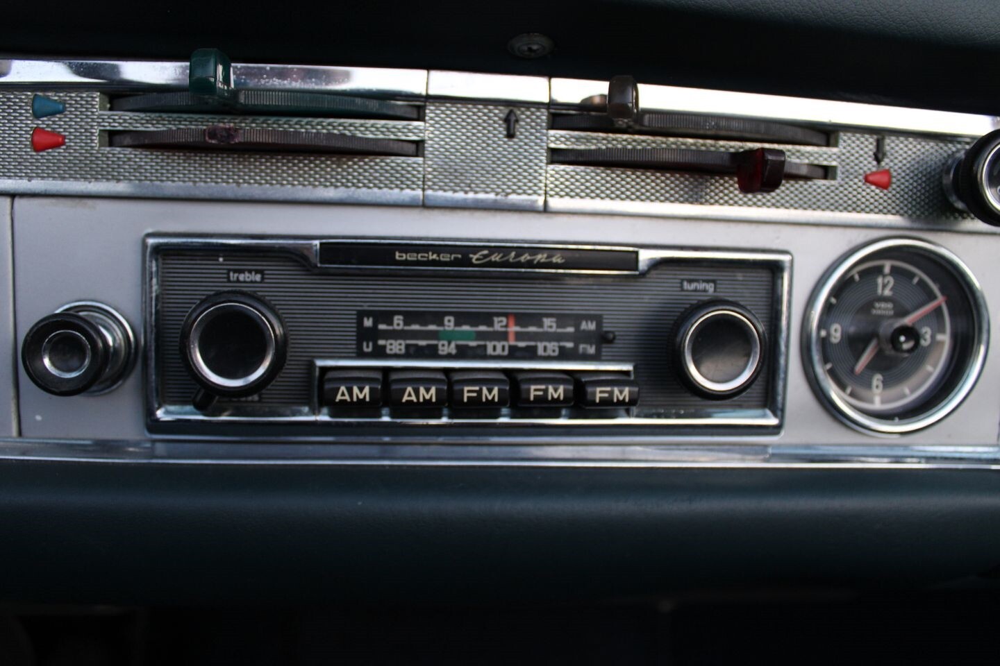Mercedes-Benz-200-Series-1967-Convertible-37