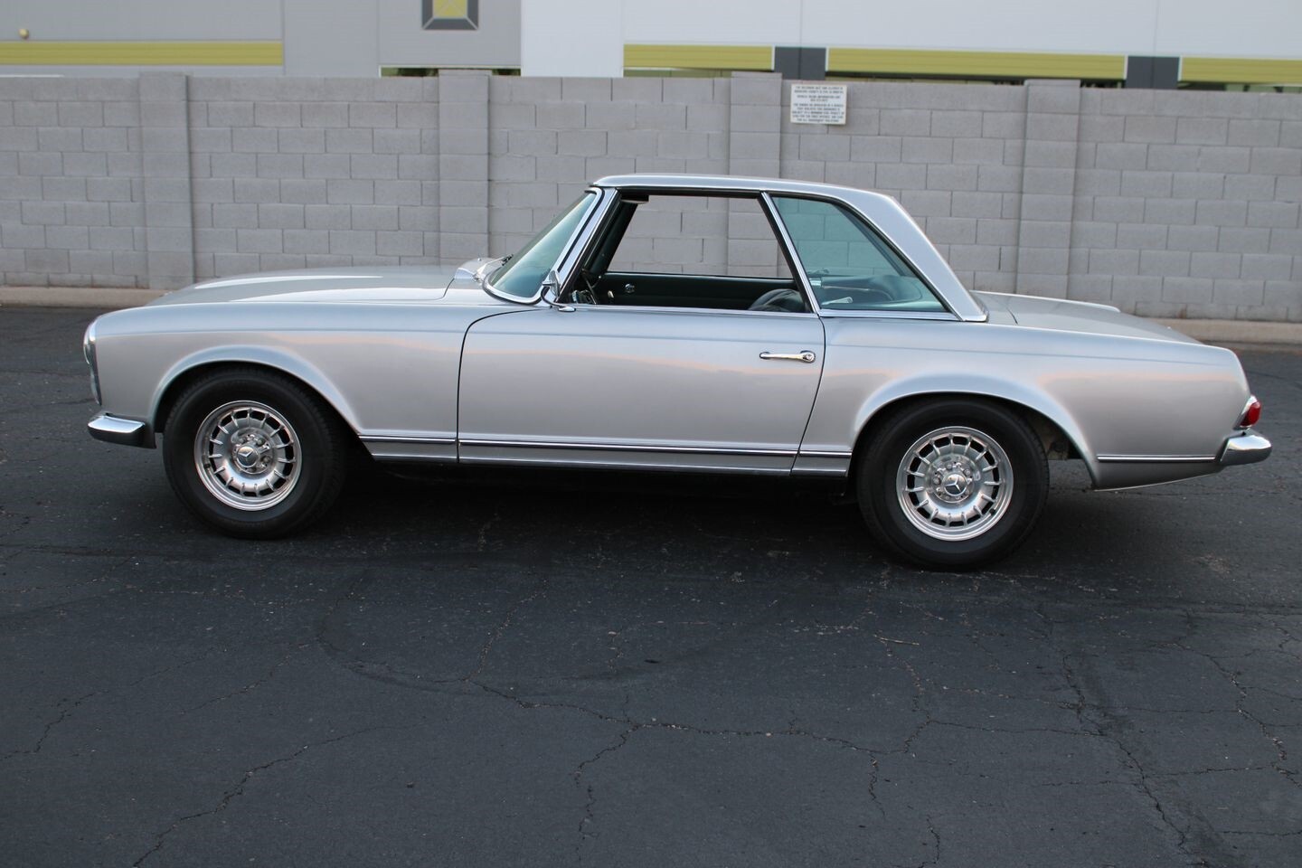 Mercedes-Benz-200-Series-1967-Convertible-4