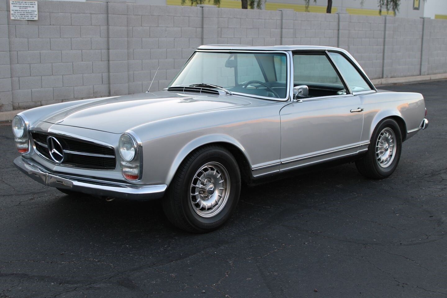 Mercedes-Benz-200-Series-1967-Convertible-5