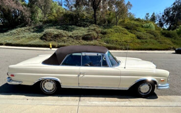 Mercedes-Benz-200-Series-1967-Convertible-5