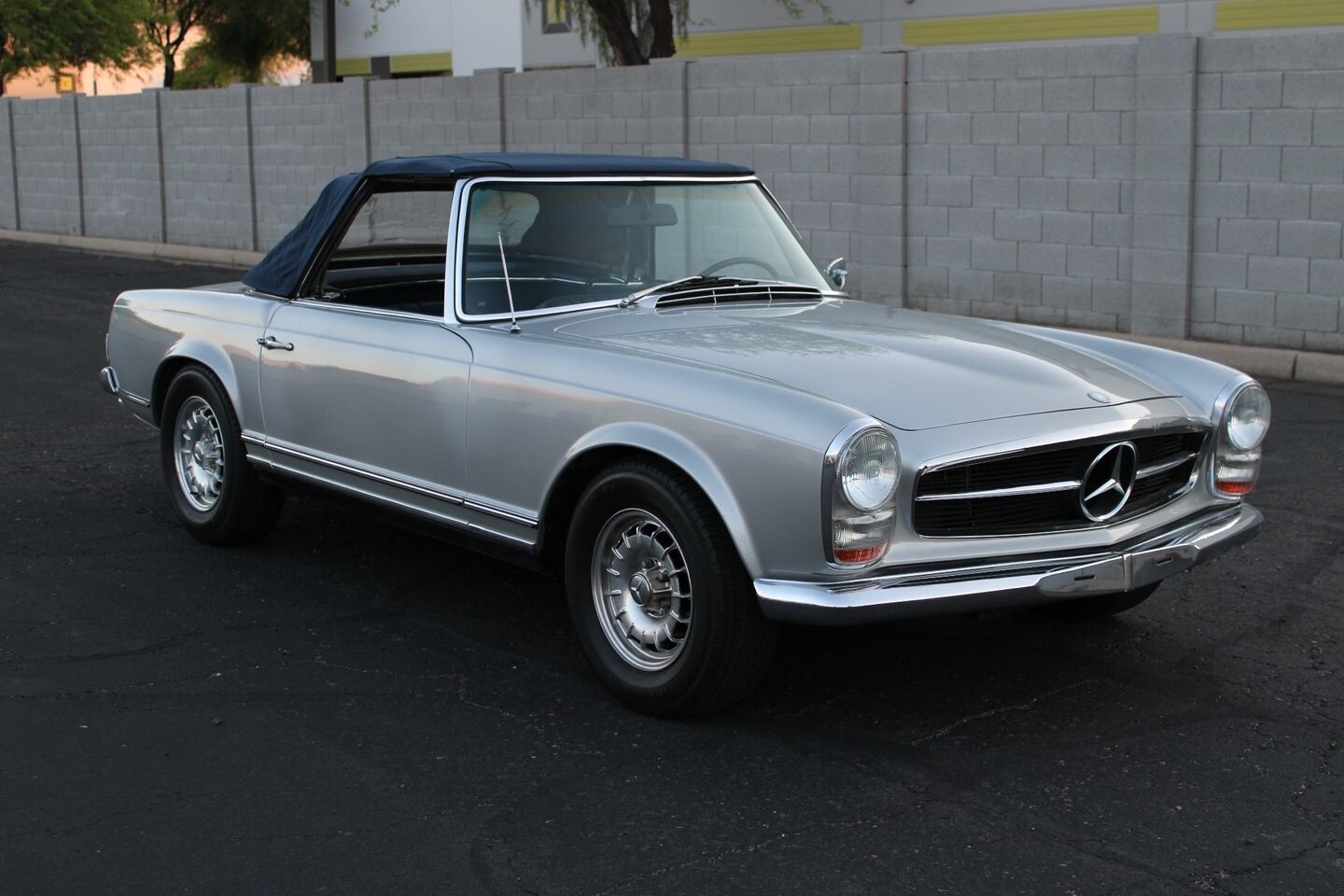 Mercedes-Benz-200-Series-1967-Convertible-6