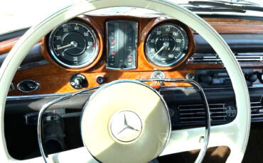 Mercedes-Benz-200-Series-1967-Convertible-6