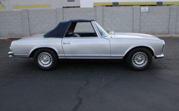 Mercedes-Benz-200-Series-1967-Convertible-7